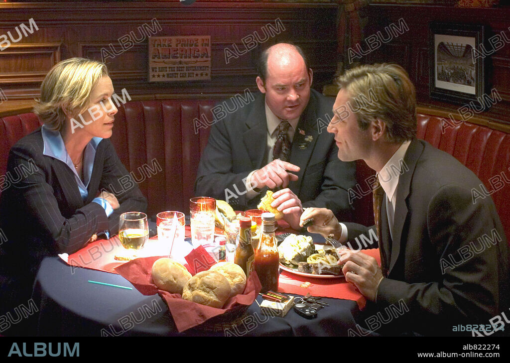 AARON ECKHART, DAVID KOECHNER y MARIA BELLO en GRACIAS POR FUMAR, 2005 (THANK YOU FOR SMOKING), dirigida por JASON REITMAN. Copyright ROOM 9 ENTERTAINMENT/TYFS PRODUCTIONS LLC/CONTENTFILM / ROBINETTE, DALE.
