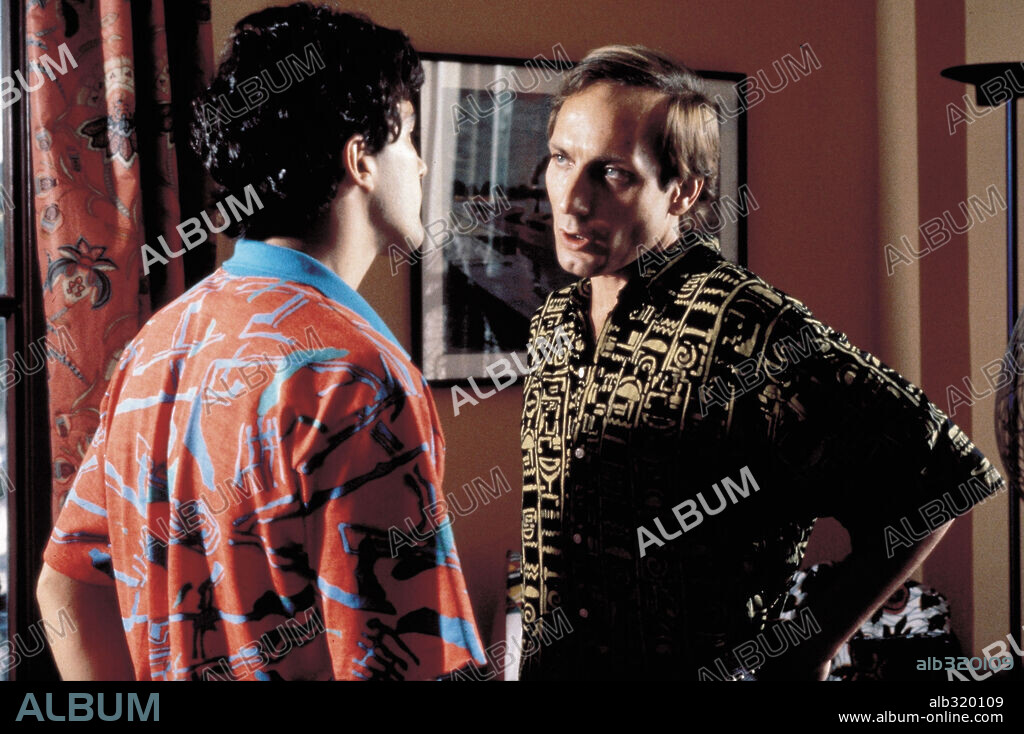 ANTONIO BANDERAS y EUSEBIO PONCELA en LA LEY DEL DESEO, 1987, dirigida por PEDRO ALMODOVAR. Copyright EL DESEO S.A.