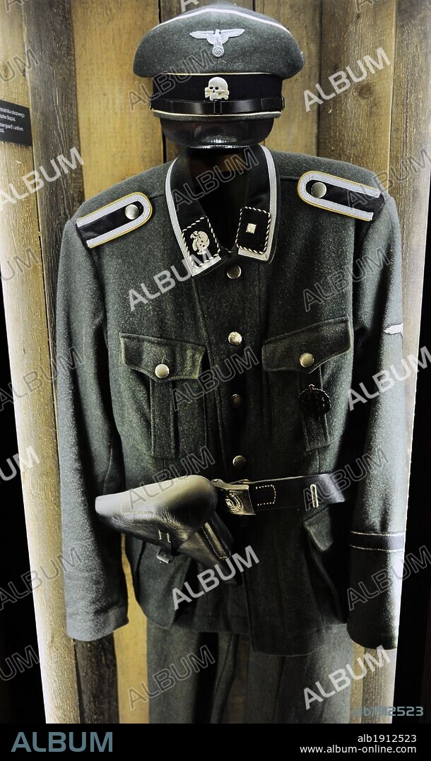 Réplica de los uniformes de los GUARDIAS DEL CAMPO DE CONCENTRACION PLASZOW o CRACOVIA-PLASZOW. Construido en los suburbios de la ciudad de Cracovia, tras la ocupación alemana de Polonia. Museo de la Fábrica de Oscar Schindel. Cracovia. Polonia. Europa.
