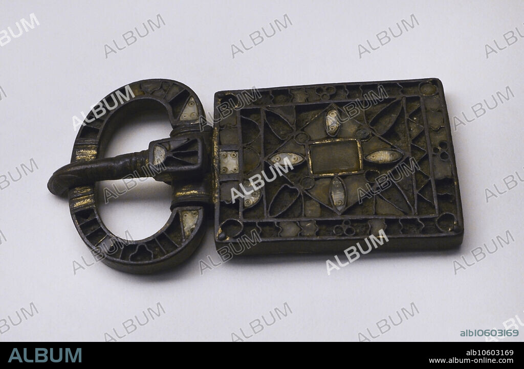 Broche de cinturón decorado con celdillas rellenas de nácar y pasta vítrea. Procede de la Necrópolis visigoda de El Carpio de Tajo. Sepultura B. Provincia de Toledo. Museo de los Concilios y la Cultura Visigoda. Toledo. Castilla-La Mancha. España.
