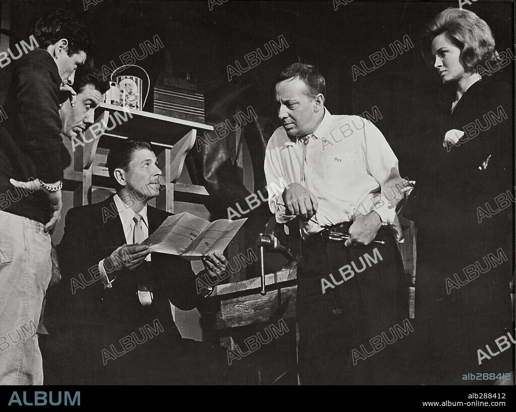 ANGIE DICKINSON, NORMAN FELL and RONALD REAGAN in THE KILLERS, 1964, directed by DON SIEGEL. Copyright UNIVERSAL PICTURES.