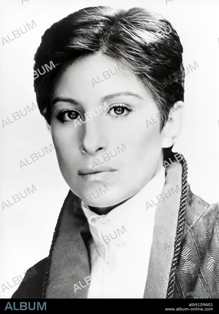 BARBARA STREISAND. BARBRA STREISAND en YENTL, 1983, dirigida por BARBRA STREISAND y HARRY D'ABBADIE D'ARRAST. Copyright M.G.M/UNITED ARTIST.