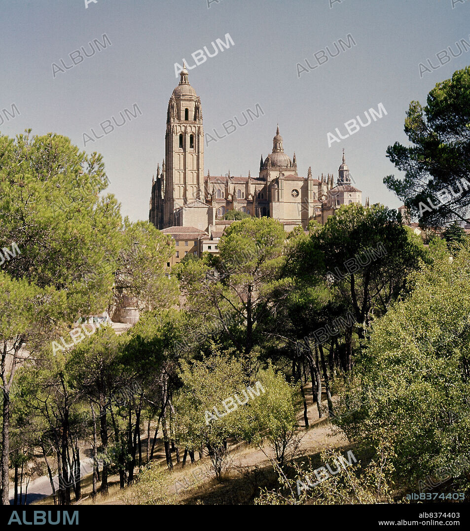JUAN GIL DE HONTAÑON. EXTERIOR DE LA CATEDRAL DE SEGOVIA - SIGLO XVI - GOTICO ESPAÑOL - FOTO AÑOS 60.