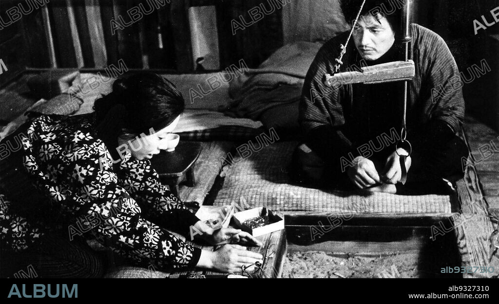 EIJI OKADA y Kyoko Kishida en LA MUJER DE LA ARENA, 1964 (SUNA NO ONNA), dirigida por HIROSHI TESHIGAHARA. Copyright Toho.