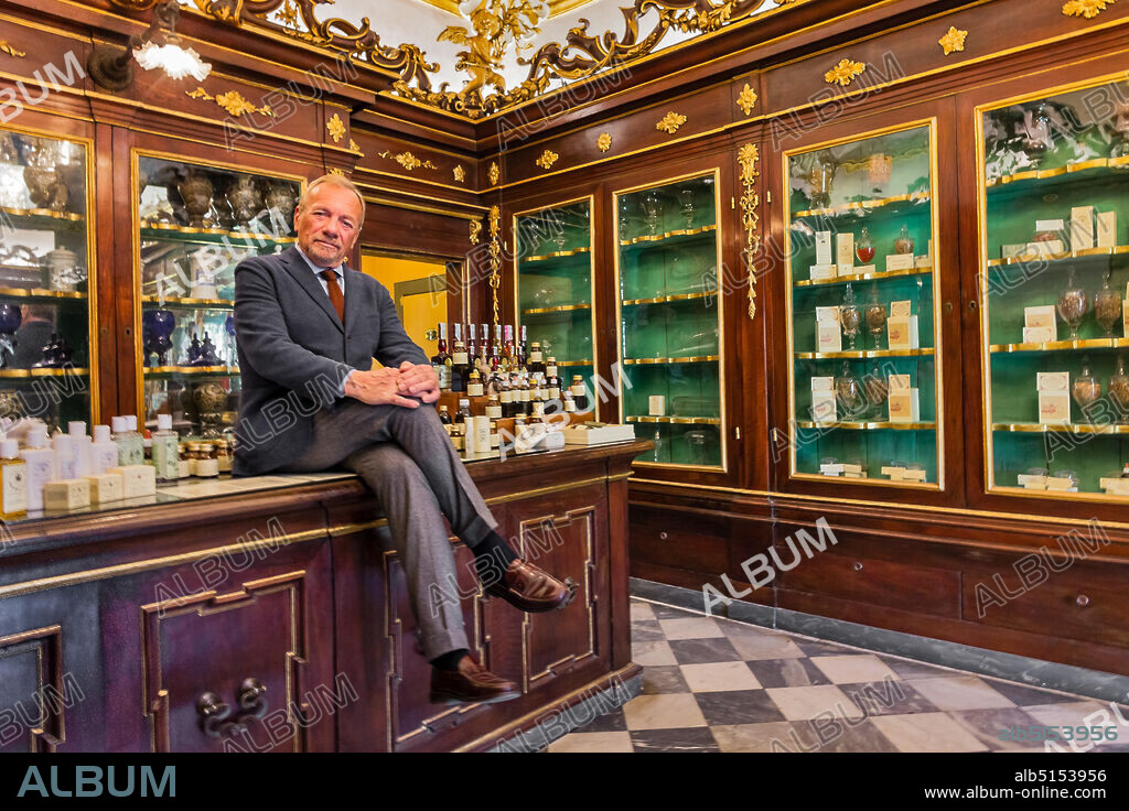 Florence, Officina Profumo - Farmaceutica di Santa Maria Novella: the holder Eugenio Alphandery.