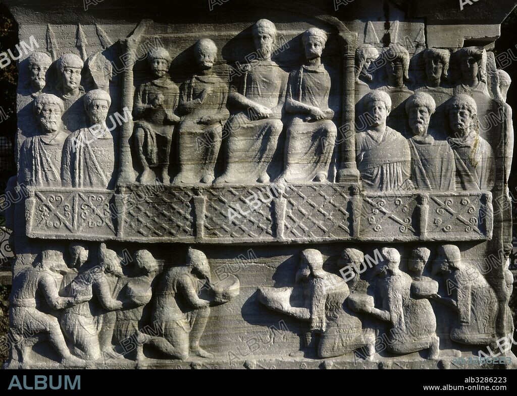 IMPERIO BIZANTINO. "OBELISCO DE TEODOSIO". Detalle de la base del obelisco que mandó construir Teodosio I (346-395) en el 390 d. C. para la ornamentación del HIPODROMO DE BIZANCIO. En los bajorrelieves se representa al emperador rodeado de su familia presidiendo las carreras en el hipódromo, y recibiendo el homenaje de sus enemigos vencidos. El Hipódromo. Estambul. Turquía.