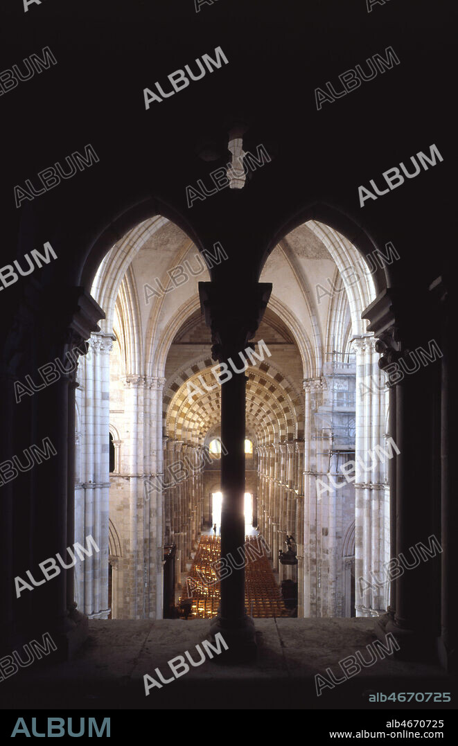Vue de la nef de la basilique Sainte Marie-Madeleine a Vezelay depuis la tribune ouest. Chef-d'½uvre d'architecture romane du XIIeme siecle, la basilique fut renovee par Viollet-le-Duc a partir de 1840;elle figure sur la première liste des monuments historiques de 1840.Credit: Photo Migny/KHARBINE-TAPABOR.