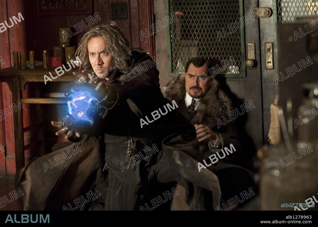 ALFRED MOLINA y NICOLAS CAGE en EL APRENDIZ DE BRUJO, 2010 (THE SORCERER'S APPRENTICE), dirigida por JON TURTELTAUB. Copyright BROKEN ROAD/JERRY BRUCKHEIMER/JUNCTION ENT/SATURN/WALT DISNE / GENSER, ABBOT.