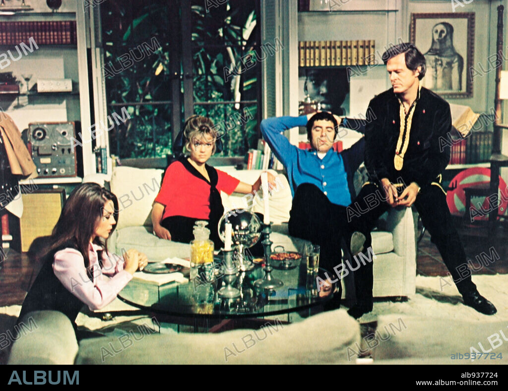 DYAN CANNON, ELLIOTT GOULD, NATALIE WOOD and ROBERT CULP in BOB & CAROL & TED & ALICE, 1969, directed by PAUL MAZURSKY. Copyright COLUMBIA PICTURES.