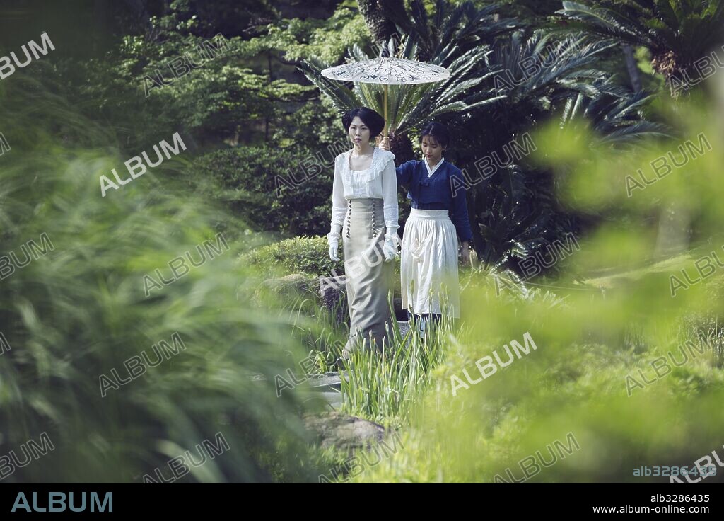 KIM MIN-HEE and TAE-RI KIM in THE HANDMAIDEN, 2016 (AH-GA-SSI), directed by PARK CHAN-WOOK. Copyright MOHO FILM/YONG FILM.