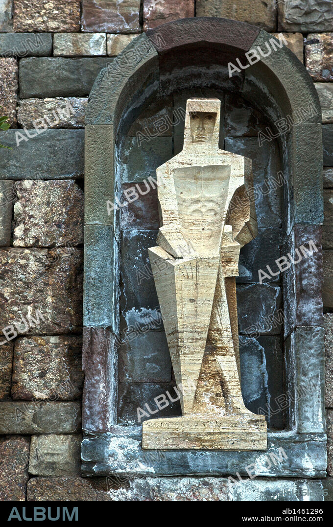 ARTE SIGLO XX. ESPAÑA. SUBIRACHS, J. Mª (Barcelona, 1927). Escultor español. Estatua de "SANT JORDI", 1927. Plaza de Santa María. Montserrat. Provincia de Barcelona. Cataluña.