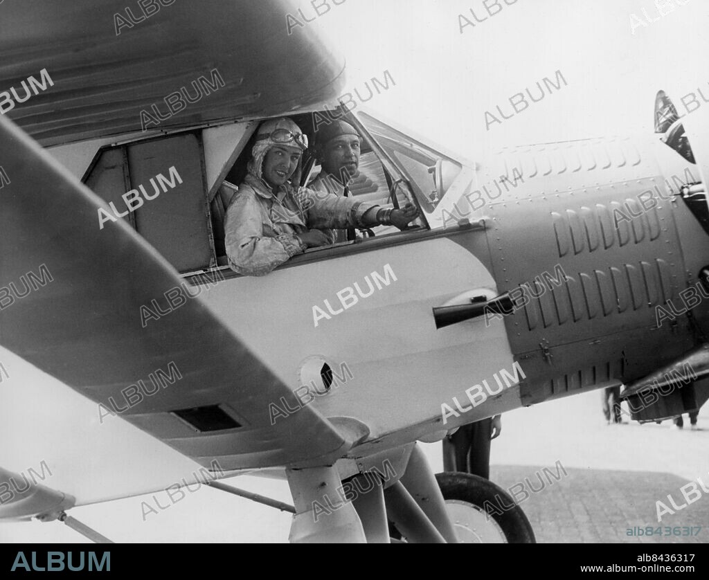 Orig. bildtext... OFF ON FIRST LEG OF TRANS-ATLANTIC FLIGHT. FLOYD BENNETT FIELD N.Y.- Roger Q. Williams and Miss Elvy Kalep just before they took off from Bloyd Bennett Field today in their plane Olympia for Old Orchard, (...), from where they will start a trans-Atlantic flight to Greece in the near future. 8/4/32. Anm. R Q Williams, 1894-1976, amerikansk flygare. E Kalep, 189?-1989, estnisk-amerikansk pilot och författare. Atlantflygningar Sportflyg CD574 persons: ELVY KALEP;ROGER Q WILLIAMS sites: ESTLAND*;USA.