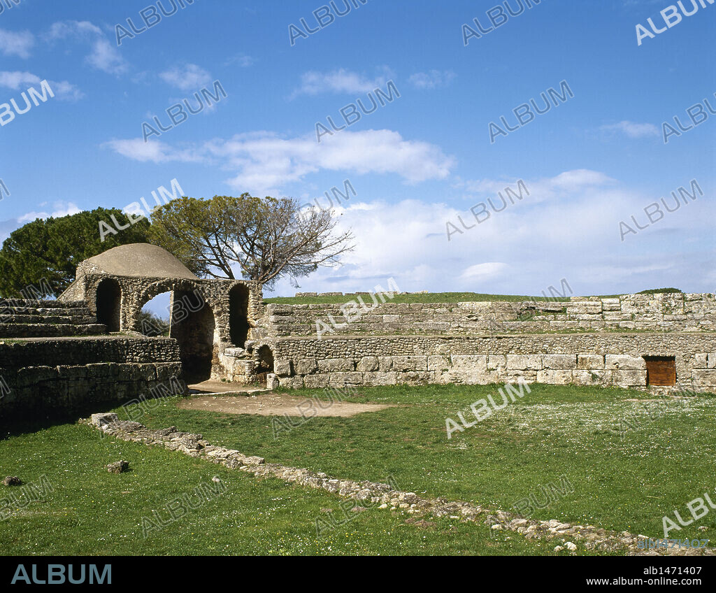 ARTE ROMANO. ITALIA. PAESTUM. Nombre romano de la ciudad griega de Poseidonia. Vista de una de las puertas de acceso del ANFITEATRO de época romana, fechado en el siglo I d. C. La Campania. Sur de Italia. Europa.