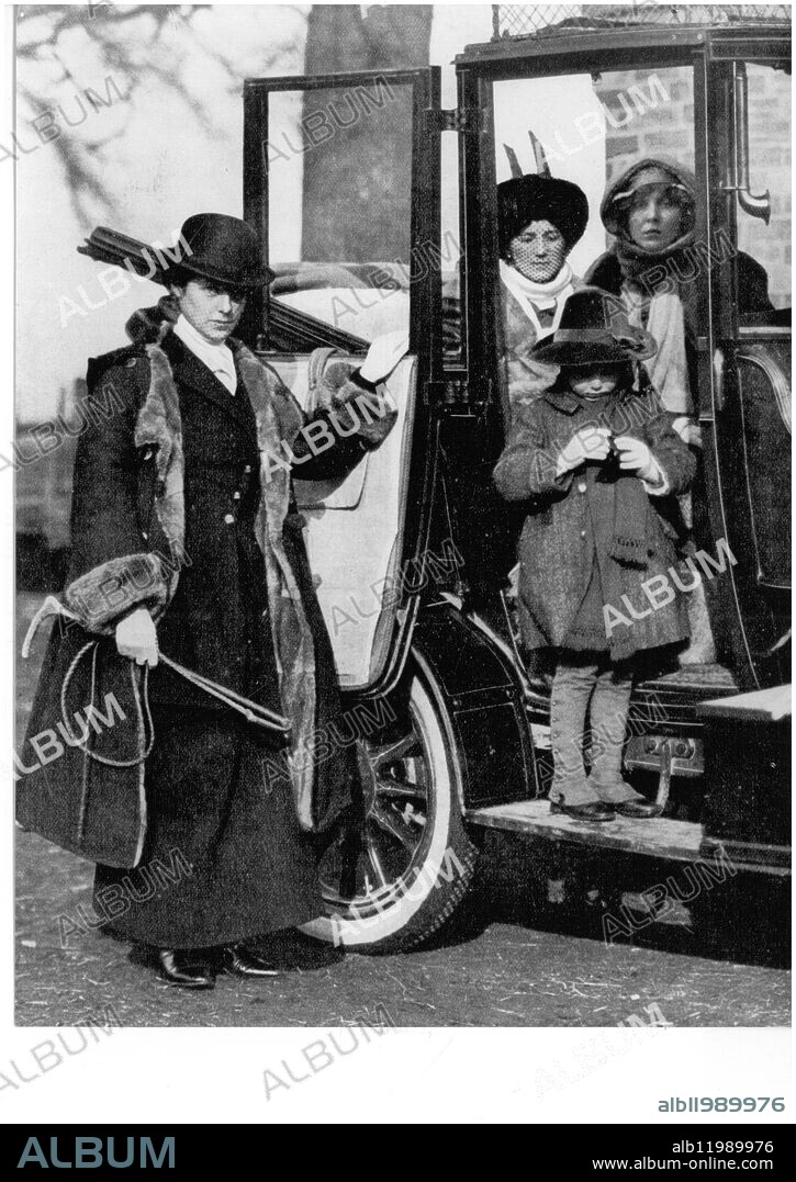 Lady Diana Cooper : 29 August 1892 - 16 June 1986 , British socialite and actress , seen here in the car with Lady Lytton and Lord Knebworth (on step) and standing outside her mother Lady Violet Manners.