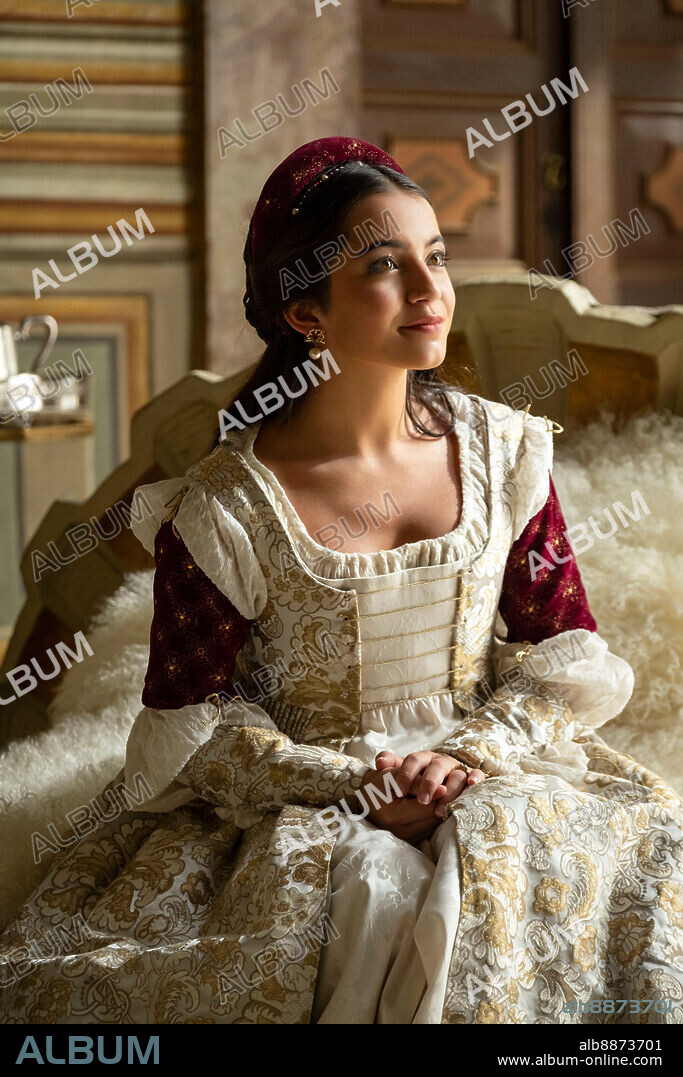 ISABELA MERCED en ROSALINA, 2022 (ROSALINE), dirigida por KAREN MAINE. Copyright 20TH CENTURY STUDIOS.