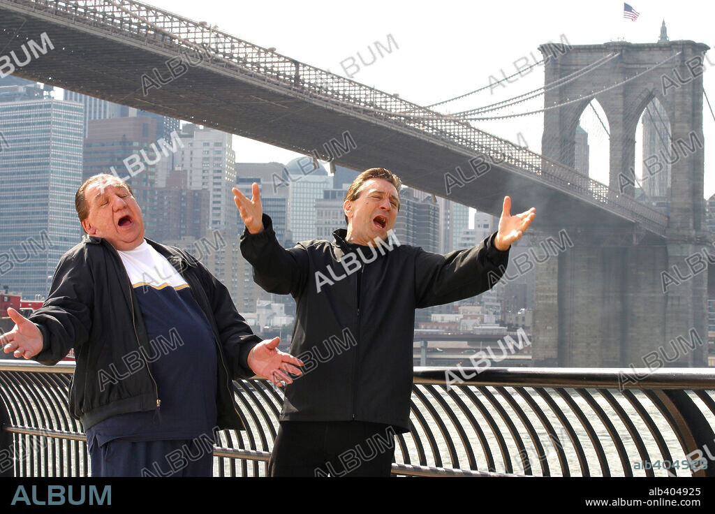 JOE VITERELLI et ROBERT DE NIRO dans MAFIA BLUES 2 - LA RECHUTE!, 2002 (ANALYZE THAT), réalisé par HAROLD RAMIS. Copyright WARNER BROS/VILLAGE ROADSHOW FILMS.