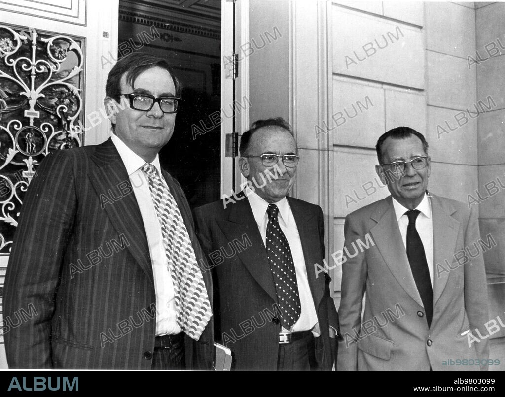 12 julio 1977. El secretario general del Pce, don Santiago Carrillo, al que Acompañaban Varios Miembros de la ejecutiva de su Partido, ha Sido Recibido esta tarde por el presidente Suárez en el palacio de la Moncloa. En la Imagen, el Sr. Carrillo, acompañado del Sr. Tamames y Otros Miembros de la ejecutiva del Pce,A su salida del palacio de la Moncloa.