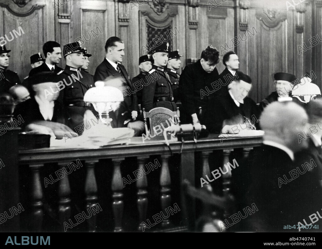 Debut du proces de l'incendie du Reichstag, siege du parlement a Berlin le 21 septembre 1933. Debout, la tete baissee, Marinus VAN DER LUBBE (1909-1934) condamne a mort pour Haute Trahison . Collection privee. Credit NBL/KHARBINE TAPABOR.