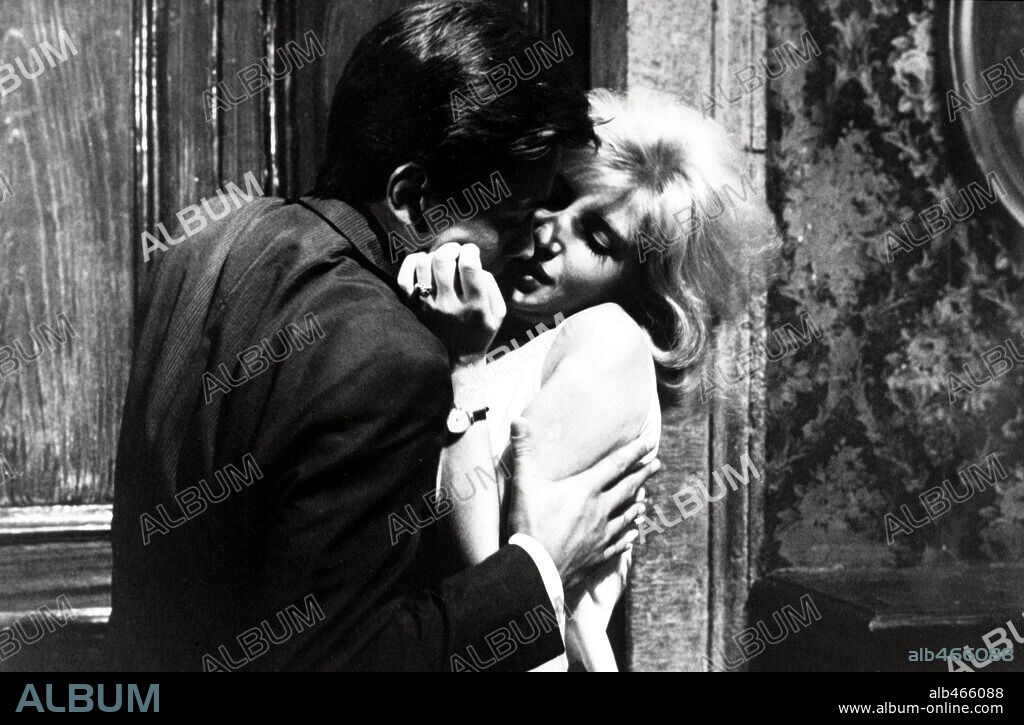 ALAIN DELON y MONICA VITTI en EL ECLIPSE, 1962 (L' ECLISSE), dirigida por MICHELANGELO ANTONIONI. Copyright INTEROPA-CINERIZ-PARIS/TIMES.