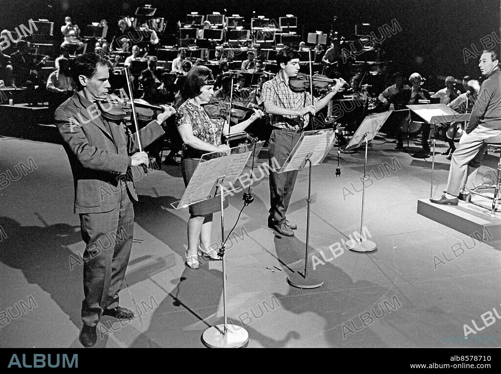 STOCKHOLM 1968-08-23.. Tre violinister, fr v Leonid Kogan, Elisabeth Gilels och sonen Pavel Kogan, repeterar med Sveriges Radios Symfoniorkester och dirigenten Stig Westerberg. Bild inför tv-programmet FAMILJEN KOGAN MUSICERAR Sänt första gången 1969-01-16.. Foto: Bertil S-son Åberg / RiR / SVT / Kod: 5600. RiR 19145 sv/v neg. Violiner Fioler Trio Notställ Yelizaveta Elizaveta.
