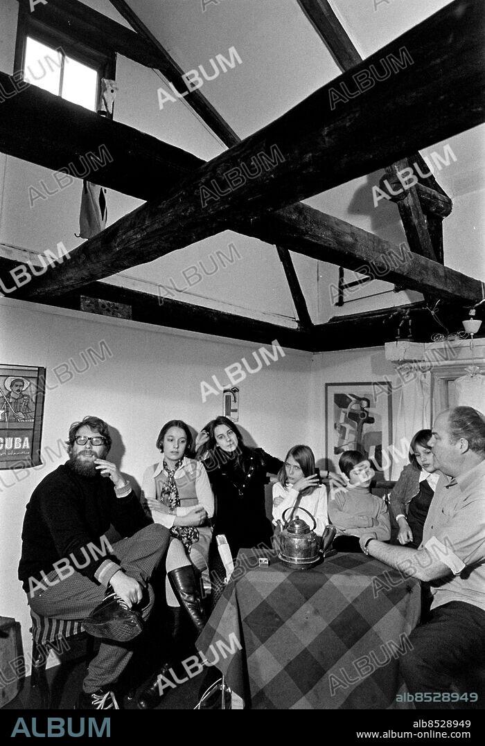 STOCKHOLM 1970-02-12.. KONTAKT. TV-program av Mona Sjöström och Rolf Knutsson.. Sänt första gången 1970-03-09.. Här ses några människor i Mona Sjöströms stuga på Södermalm där en del samtalsavsnitt i Kontakt spelas in. Längst tv ses Rolf Knutsson och th Gunnar Västberg.. Foto: Bo-Aje Mellin / RiR / SVT / Kod: 5600. Bild och reportage publ. i RiR 11/70 sid. 45.. RiR 19749 sv/v neg.