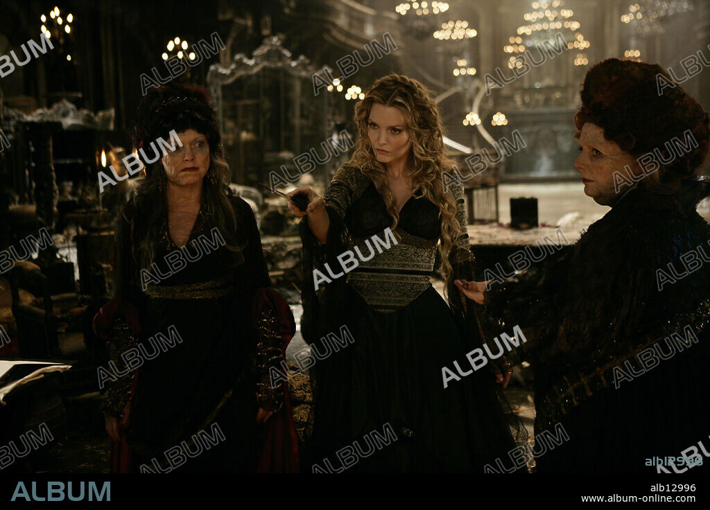 JOANNA SCANLAN, MICHELLE PFEIFFER and SARAH ALEXANDER in STARDUST, 2007, directed by MATTHEW VAUGHN. Copyright DI BONAVENTURA PICTURES/INGENIOUS FILM PARTNERS/MARV FILMS/ / SMITH, DAN.