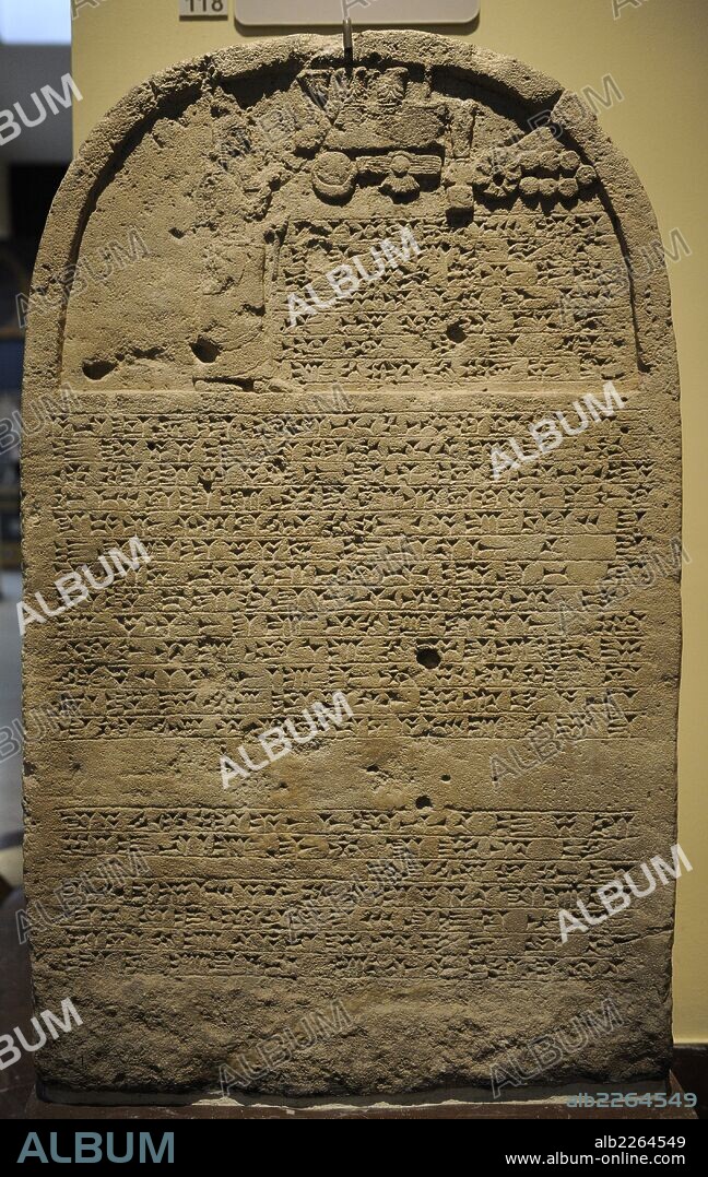 ARTE. IMPERIO ASIRIO. MESOPOTAMIA. ESTELA que conmemora la victoria del rey asírio SENAQUERIB. En un tiempo situado a la largo de la calle principal que conducía hasta el Palacio de Nínive. 705-681 a. C. El relieve representa a Senaquerib orando ante los símbolos divinos. Piedra caliza. Ninive. Museos Arqueológicos (Museo del Antiguo Oriente). Estambul. Turquía.