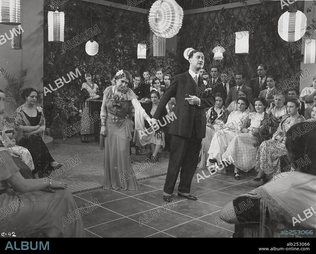 ALBERTO ROMEA y MARIA GAMEZ en LA SEÑORITA DE TREVELEZ, 1936, dirigida por EDGAR NEVILLE. Copyright ATLANTIC FILMS.