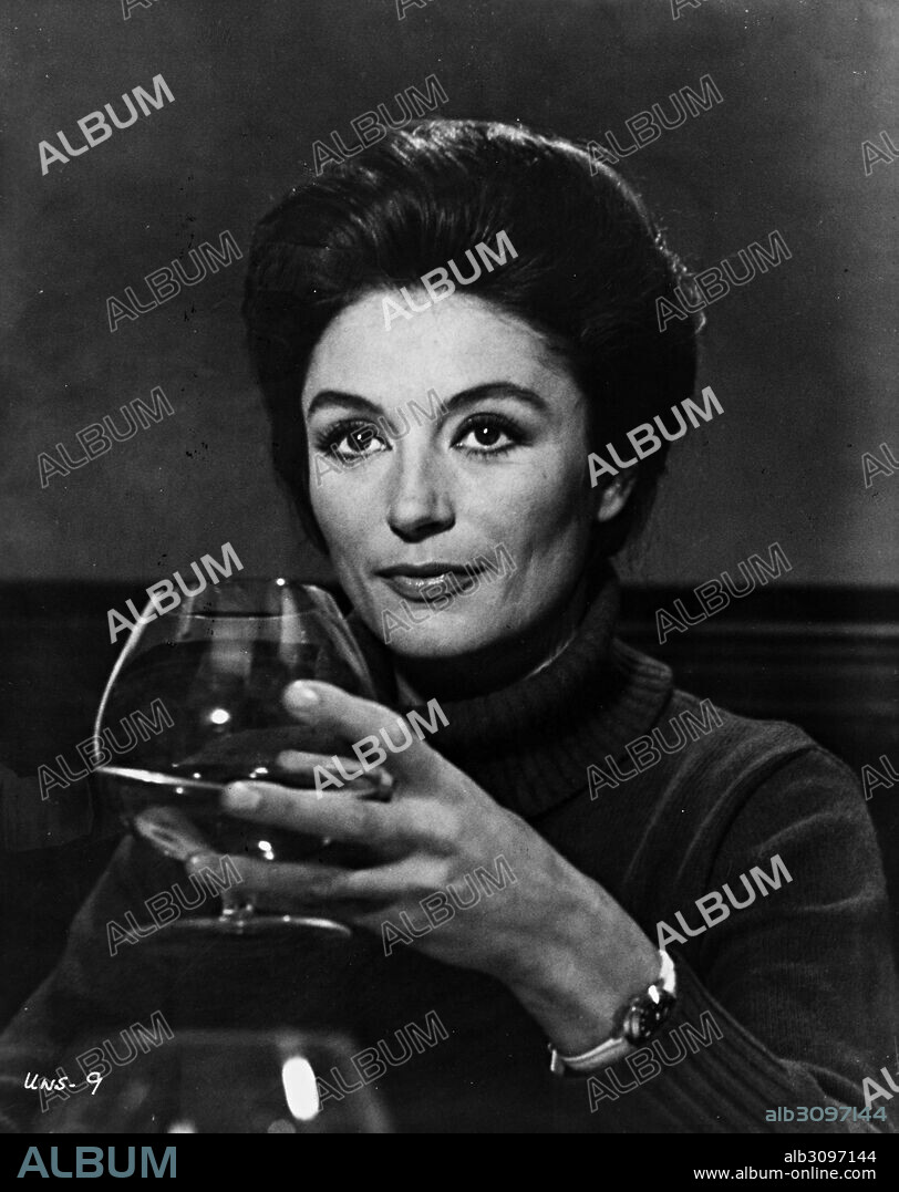 ANOUK AIMEE in SOIR, UN TRAIN, UN, 1968. Copyright PARC/FOX EUROPA/FILMS DU SIECLE.