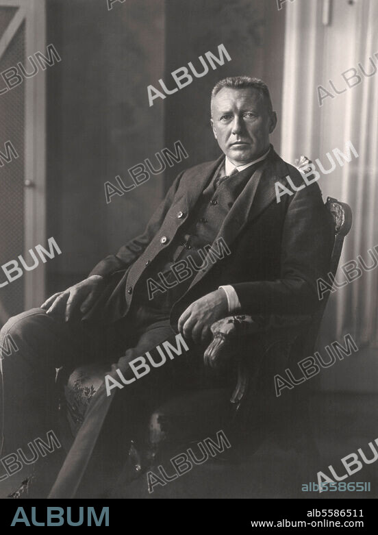 Filchner, Wilhelm Explorer (incl. Antarctic expedition in 1911/12). Munich 13/9/1877 - Zurich 7/5/1957. Portrait picture c. 1920.