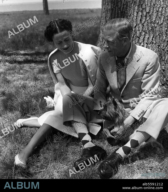 Eduard VIII., König von Großbritannien. (Jan.-Dez. 1936), danach Herzog von Windsor; 1894-1972. Der Herzog von Windsor mit Gemahlin Wallis Warfield-Simpson in Palm Beach (Florida, USA). Foto, Mai 1950 (Toni Frissell).