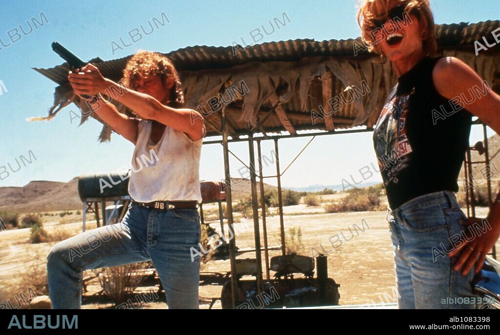 GEENA DAVIS and SUSAN SARANDON in THELMA & LOUISE (1991), directed by RIDLEY SCOTT. Copyright M.G.M/PATHE.