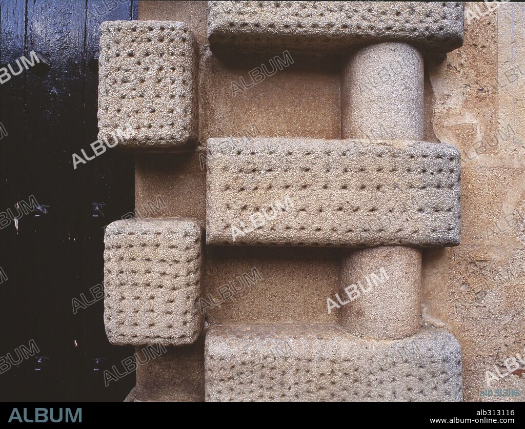 Palacio de los Condes de Aldana, Cáceres. Detalle de la puerta.