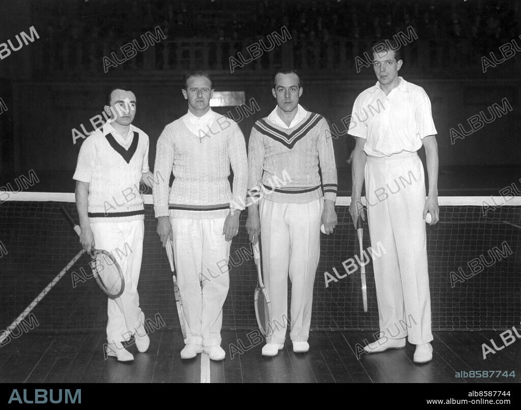 OKÄNT FOTODATUM.. Utan bildtext. Not. Nourney, Dessart, Malmström och Östberg Anm. C Östberg, med smeknamnet Storken, f 1905, en av de dominerande svenska tennisspelarna i slutet av 1920-talet och under 1930-talet. S Malmström, 1897-1961, svensk bankman, tennisspelare och golfspelare. Kvartett Tennisnät Tennisracketar V-ringade tröjor Tenniströjor Tennisbyxor Tenniskläder Långbent Bollsport CD528 persons: CURT ÖSTBERG;SUNE MALMSTRÖM sites: SVERIGE.
