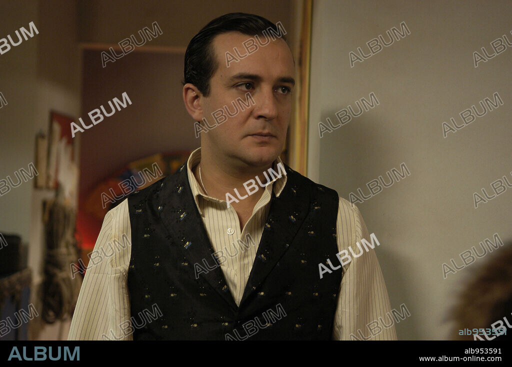JOSE LUIS GARCIA PEREZ in LOLA, LA PELÍCULA, 2007, directed by MIGUEL HERMOSO. Copyright ANTENA 3 TELEVISION/PRODIGIUS AUDIOVISUAL.