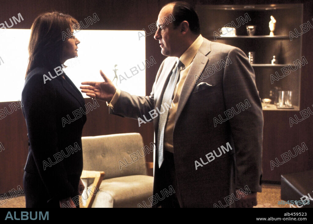 JAMES GANDOLFINI and LORRAINE BRACCO in THE SOPRANO, 1999, directed by ALLEN COULTER and TIMOTHY VAN PATTEN. Copyright HOME BOX OFFICE / GENSER, ABBOT.