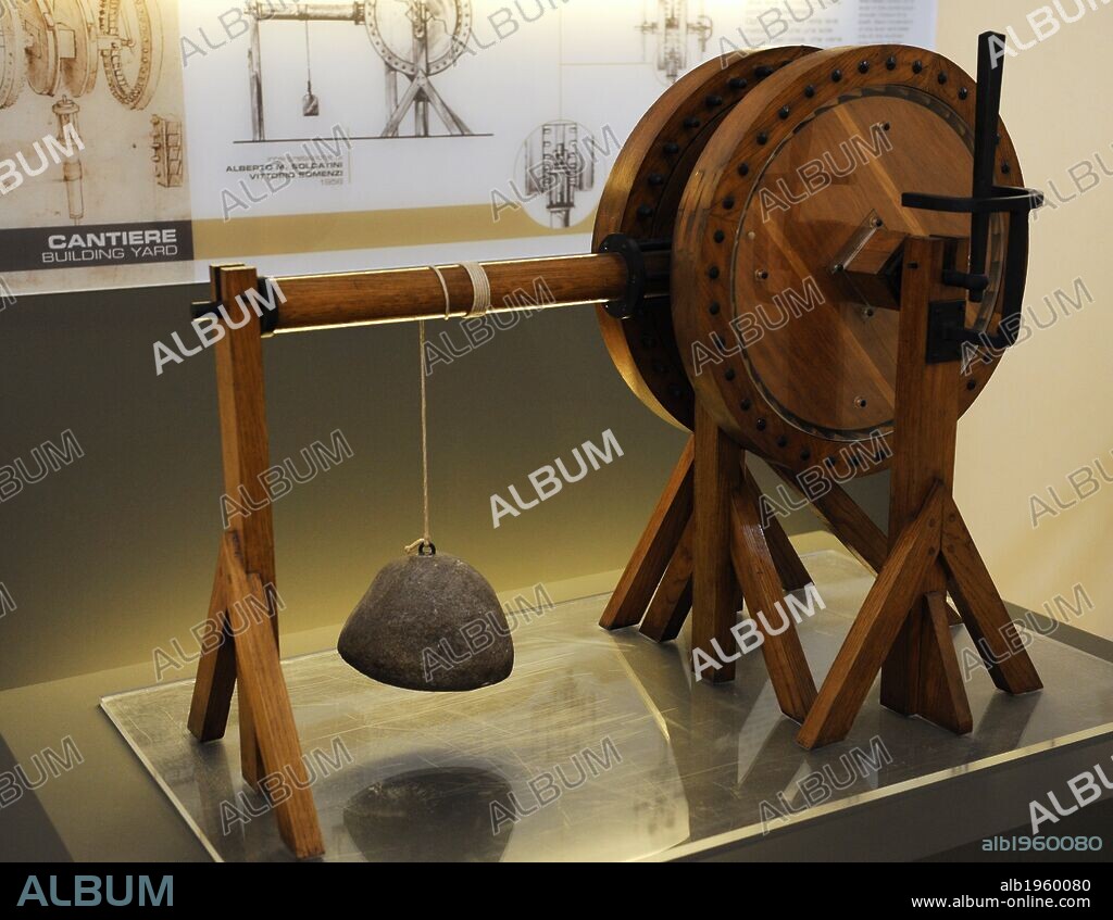 ENGRANAJE DE MOVIMIENTO PARA LEVANTAR PESOS. Maqueta diseñada por Mario Alberto, Vittorio Somenzi, años 1955-1956, según dibujo de Leonardo Da Vinci (S. XV). Este modelo interpreta un estudio de equipo para levantar pesas. Esta máquina es capaz de transformar el movimiento de vaivén de la palanca en el movimiento circular continuo del eje. Museo Nacional de la Ciencia y la Tecnología Leonardo Da Vinci. Milán. Italia.