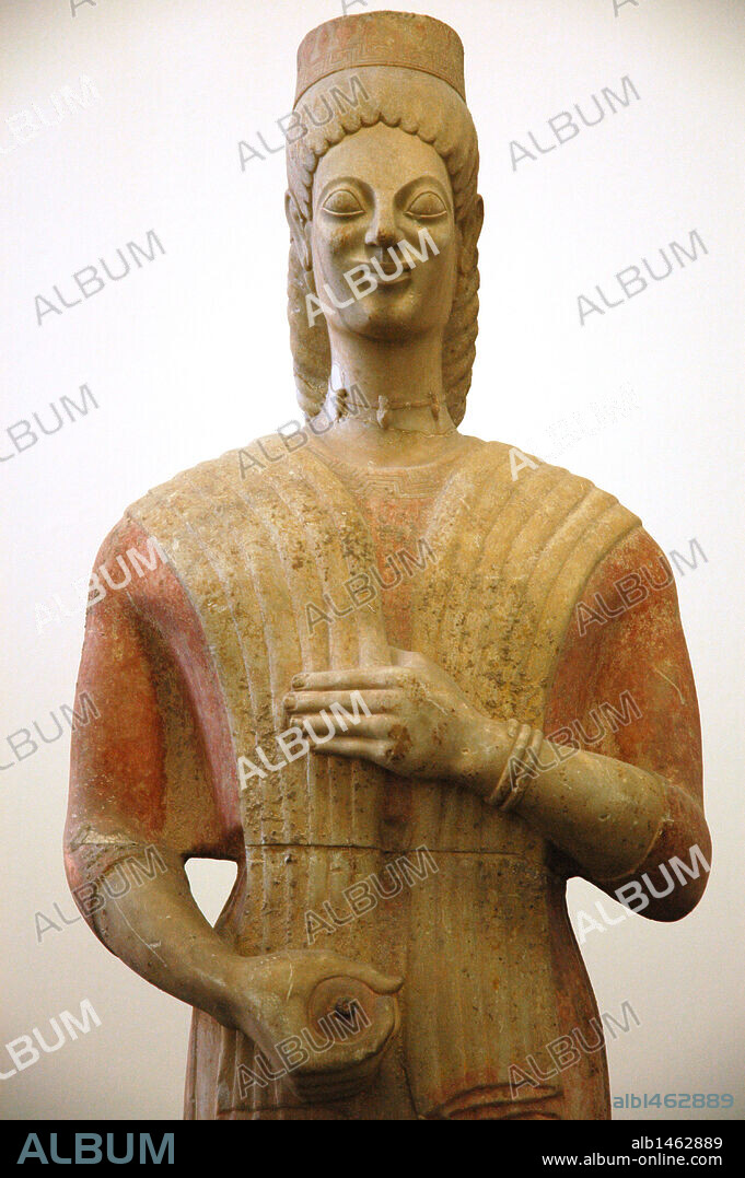 ARTE GRIEGO. GRECIA. EPOCA ARCAICA. S. VI aC. "KORE PORTANDO UNA GRANADA" (año 580-560 aC). Procede del cementerio de Keratea (Sur de Atica), en las cercanías de Atenas. Museo de Pérgamo. Berlín. Alemania.