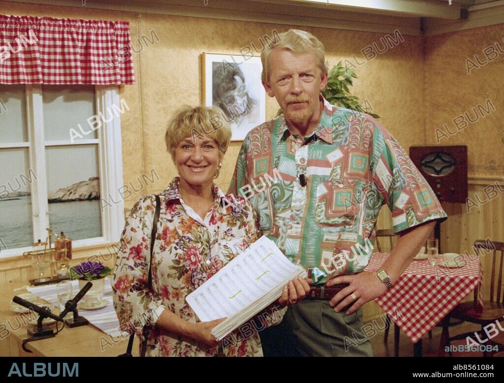 Göteborg juni 1993 - Siw Malmkvist uppträder i TV-programmet Elvakaffet på TV21 - Här med programledaren Bosse Carlsson - *** Local Caption *** Krep 1993-06104. BROR AUGUSTSSON.