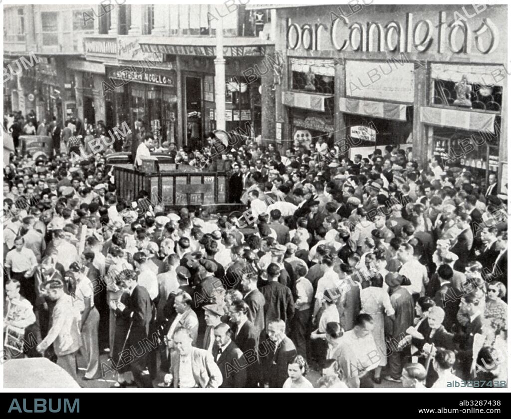 España. Catalunya. Guerra civil (1936-1939). Concentración de ciudadanos en las Ramblas de Barcelona frente al bar Canaletas para conocer noticias sobre la guerra. Agosto de 1936.