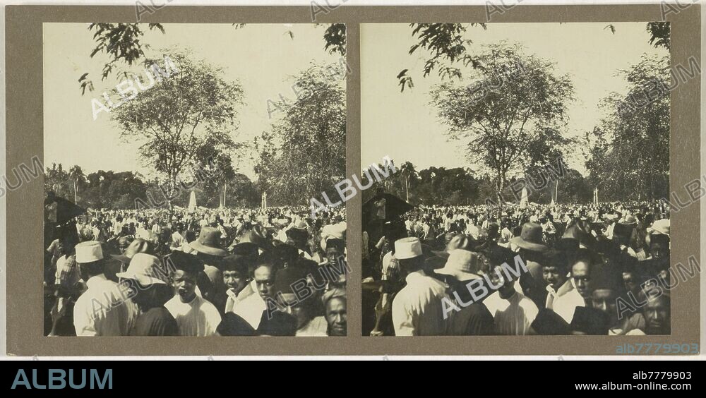 Ned. Indie, Borneo, crowd on square in park, anonymous, 1910 - 1930.