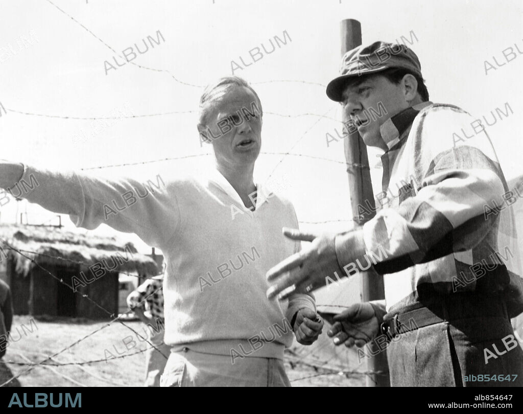 KARL MALDEN y RICHARD WIDMARK en LABIOS SELLADOS, 1957 (TIME LIMIT), dirigida por KARL MALDEN. Copyright UNITED ARTISTS.