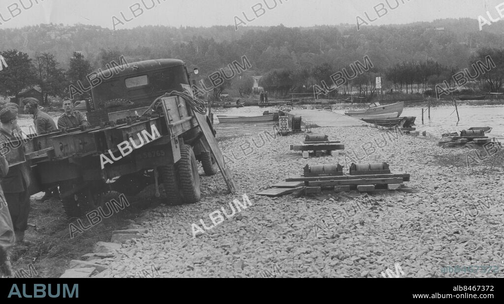 SURTE 1950-10-02.. Surteraset - försvaret bygger broar över Göta älv. *** Local Caption *** GT - Foto: Kamerareportage / TT / Kod: 2524.