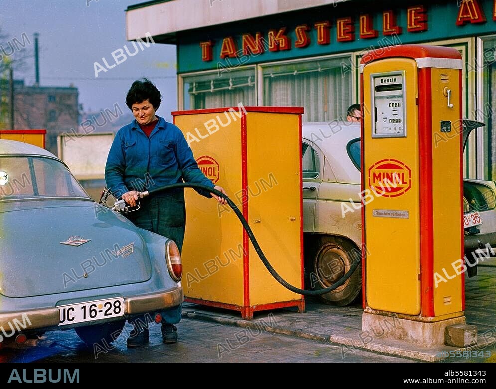 Verkehr / Automobil:. Tankstelle. Tankwartin an einer Minoltankstelle (DDR). Foto, undat., um 1960 (Kurt Hartmann, Leipzig, DDR).