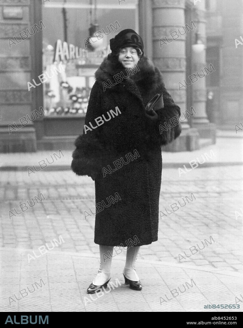 DANMARK KÖPENHAMN OKÄNT FOTODATUM.. Orig. bildtext... SVENSK OPERASÅNGERSKA HEDERSLEGIONÄR. - Operasångerskan, fru Nanny Larsen-Todsen, som givit ett flertal livligt uppmärksammade Wagnerkonserter i Paris och som i dagarna dekorerats med franska hederslegionen - en utmärkelse som kommit endast ett par andra svenskar till del. Orig. bildtext... Den svenska operasångerskan, Fru Larsén-Todsen, som f.n. gästspelar i Tristan och Isolde på Det Kgl. Teater i Köpenhamn. Orig. bildtext... SVENSK SÅNGERSKA FÅR HEDERSLEGIONEN. Fru Nanny Larsén-Todsen, som bl.a. haft vackra framgångar som Brünnhilde och Isolde på Bayreuthscenen i Tyskland har nu även tagit Paris med storm. Under december i fjol gav hon flera mycket uppmärksammade Wagnerkonserter i den franska huvudstaden och har nu tilldelats hederslegionen. Anm. Leenden Framgång Damasker Etablerad Tanter CD367 persons: NANNY LARSÉN-TODSEN sites: SVERIGE*;KÖPENHAMN;DANMARK.