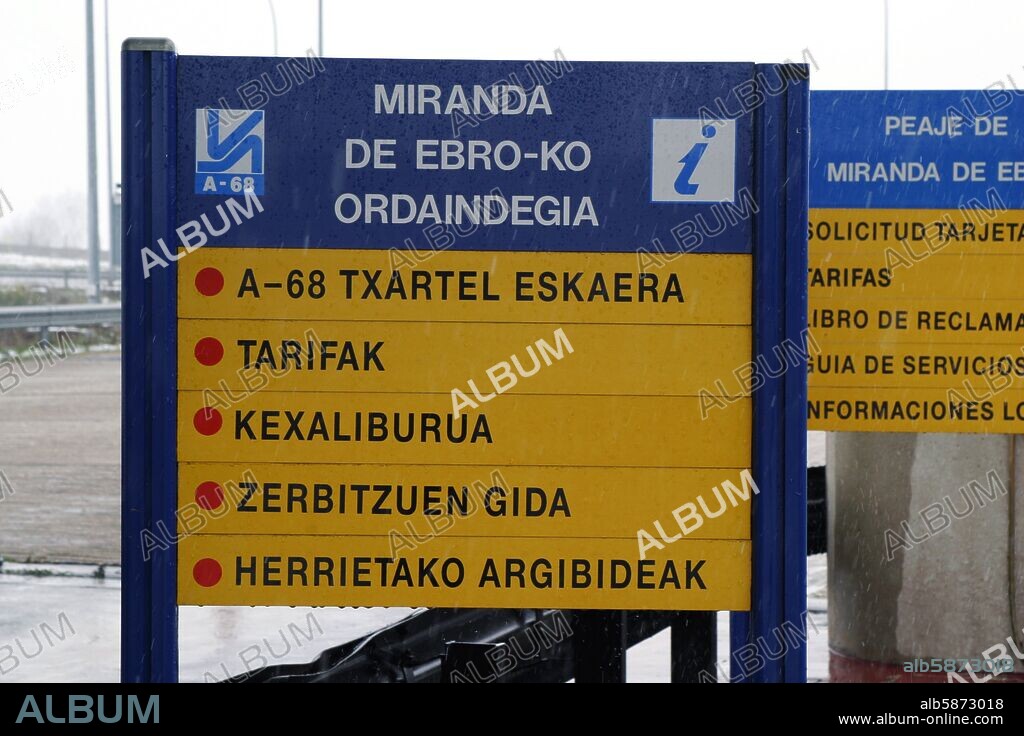 Autopista Bilbao - Burgos (cerca Miranda de Ebro); carteles indicativos en lenguas vasca (euskera) y castellano.