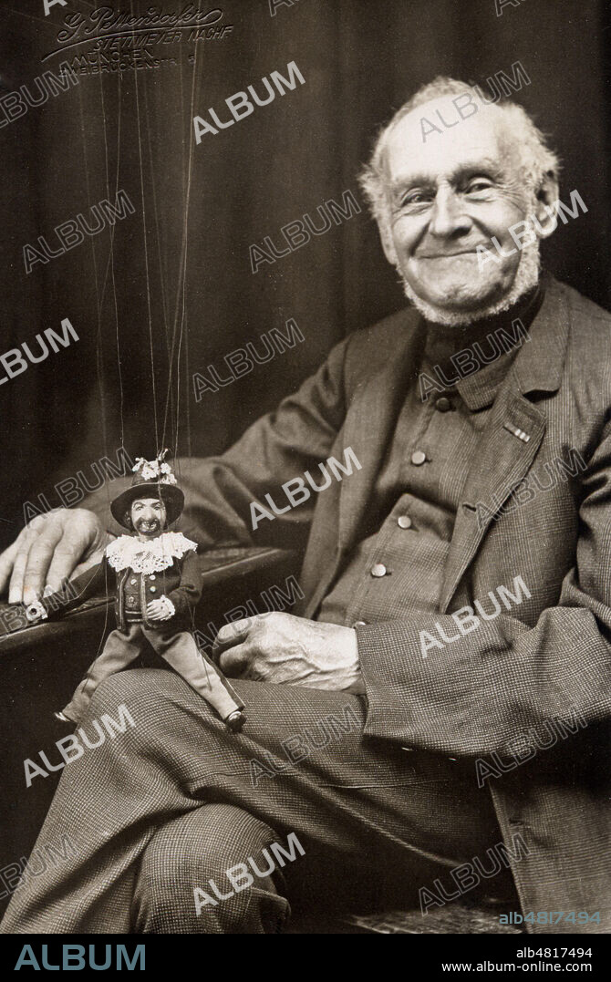 Joseph Leonhard SCHMID (1822-1912), marionnettiste munichois surnomme Papa Shmid pour lequel Franz von POCCI (1807-1876) ecrivit des pieces. Photographie anonyme vers 1880. Credit : Collection Avant-Demain/Kharbine-Tapabor.