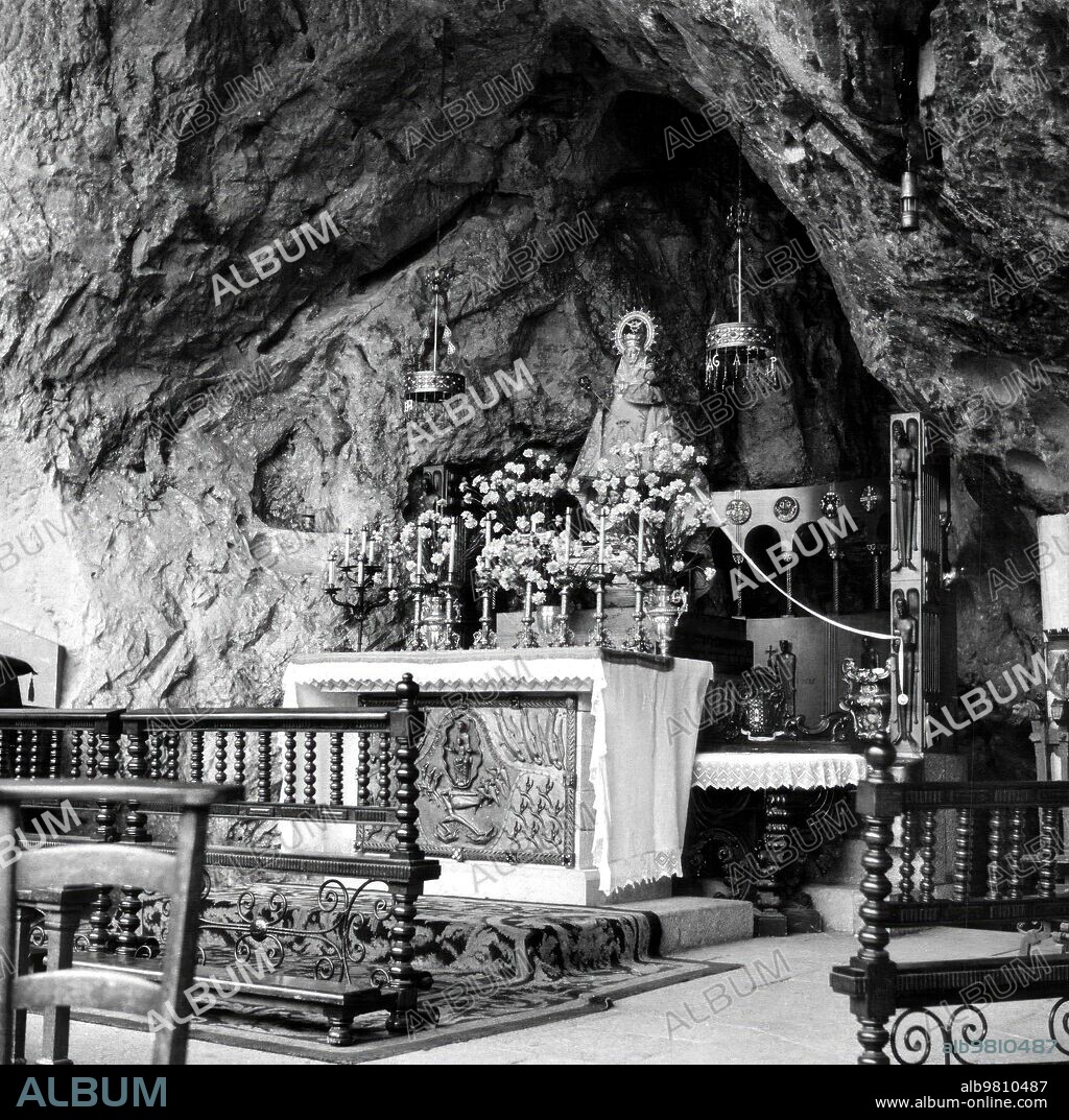 1954. El trono de la Virgen en la santa cueva de Auseva en el parque nacional de Covadonga (Asturias).