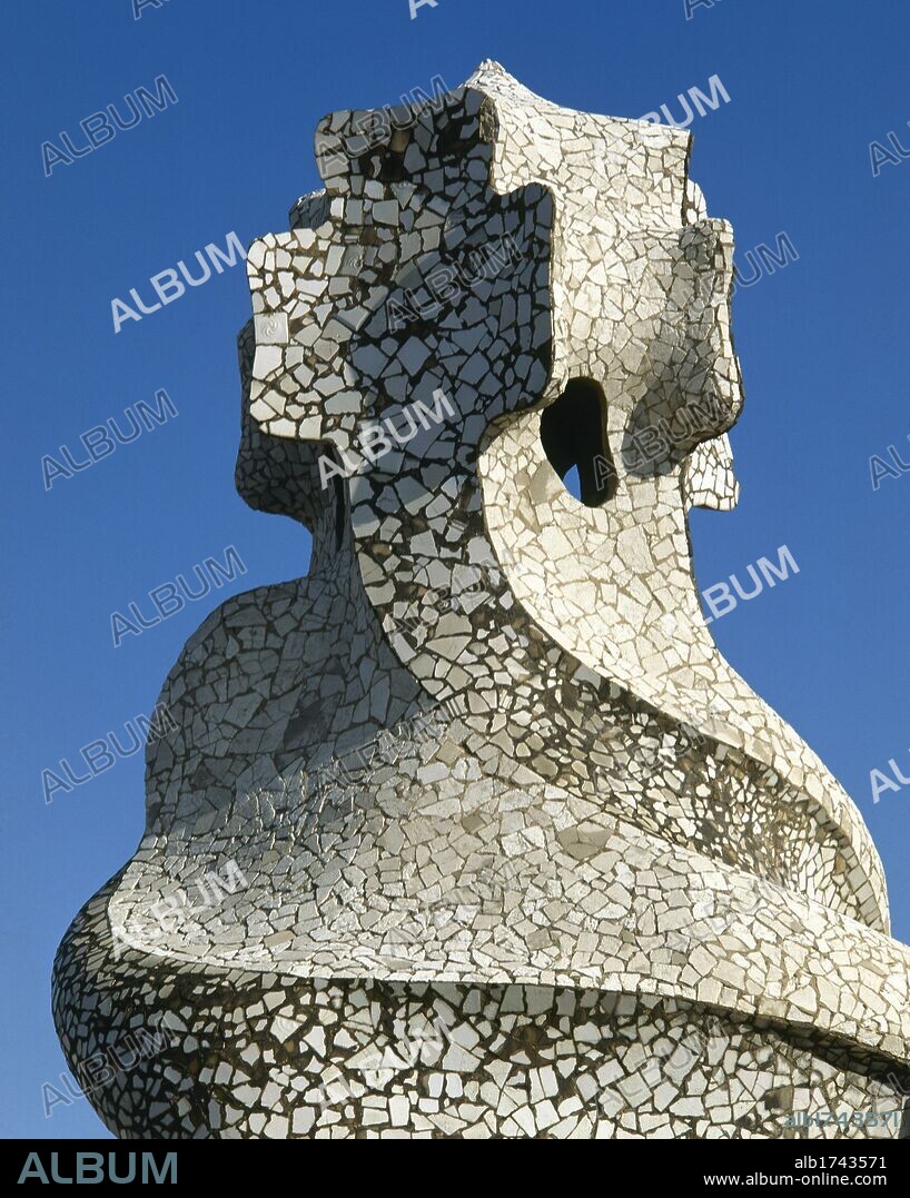ARTE S. XIX. MODERNISMO. GAUDI, Antoni (Reus, 1852-Barcelona, 1926). Arquitecto catalán. LA PEDRERA o Casa Milà (1905-10). El más original de los edificios de Gaudí, equiparable a una escultura. Detalle de las salidas de escalera revestidas de "trencadís" y que resaltan por sus formas ondulantes. BARCELONA. Cataluña.