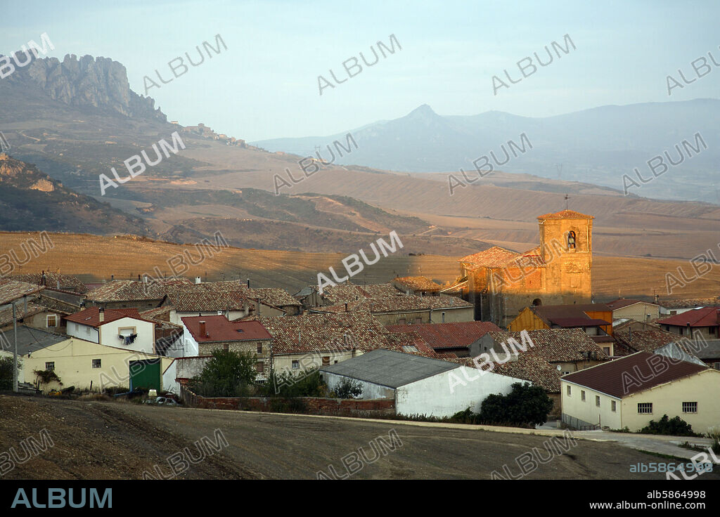 Foncea; vista del pueblo; paisaje y Sierra de Toloño al fondo.